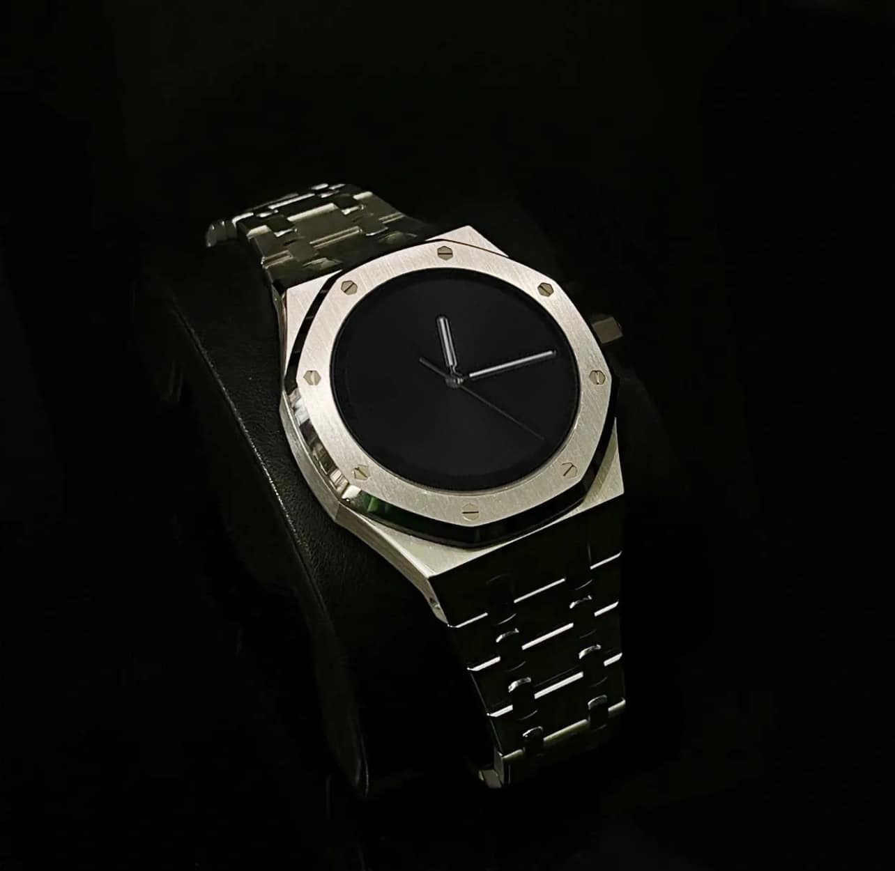 Men’s Sports Quartz Watch, Luminous Design (Silver-black)